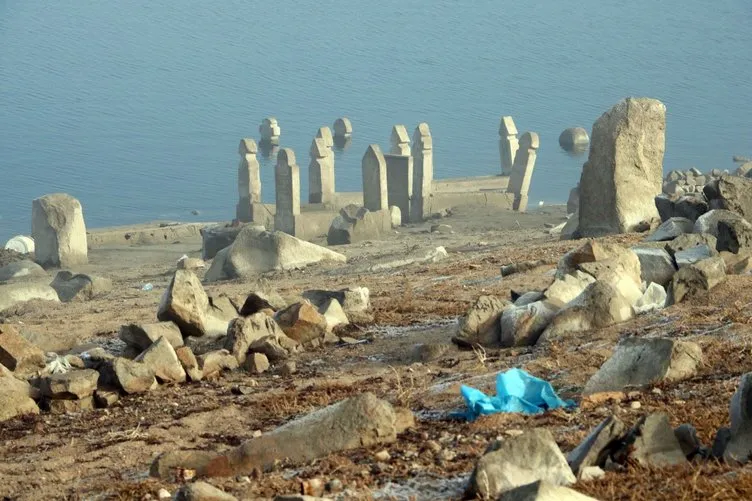 Baraj suları çekilince mezarlıklar yeniden ortaya çıktı