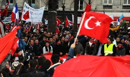 Fransa'da Türkler ayakta