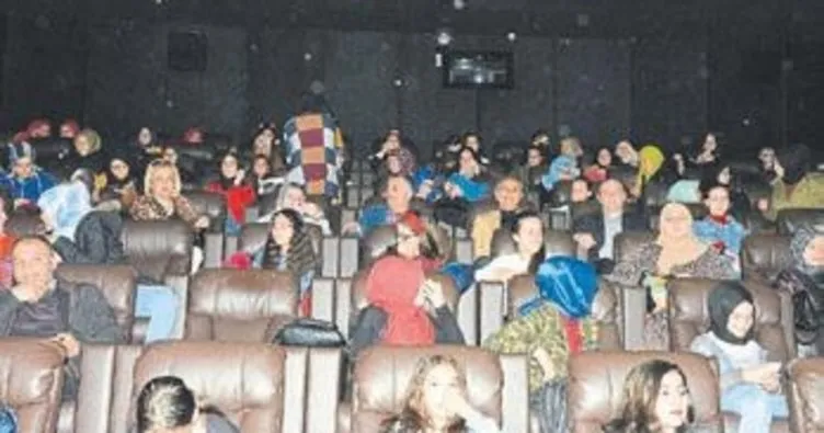 Vali, öğrencileri sinemaya götürdü
