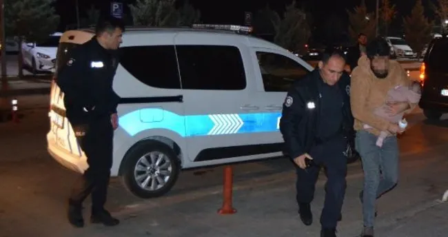 Eşini bıçaklayan şüphelinin gözaltına alınırken kucağındaki bebek, devlet korumasında Eşini bıçaklayan şüphelinin gözaltına alınırken kucağındaki bebek, devlet korumasında