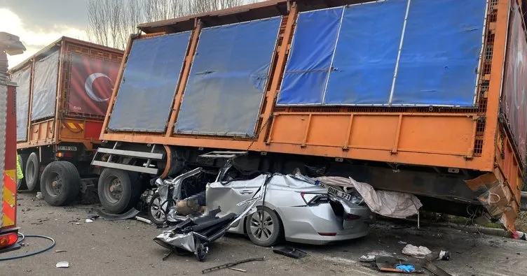 Cinayet gibi kaza! Otomobil emniyet şeridindeki tırın altına girdi