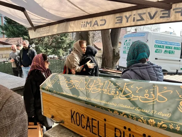 demet-akalin-teyzesinin-cenazesi-icin-izmitte-1741612505496.jpg