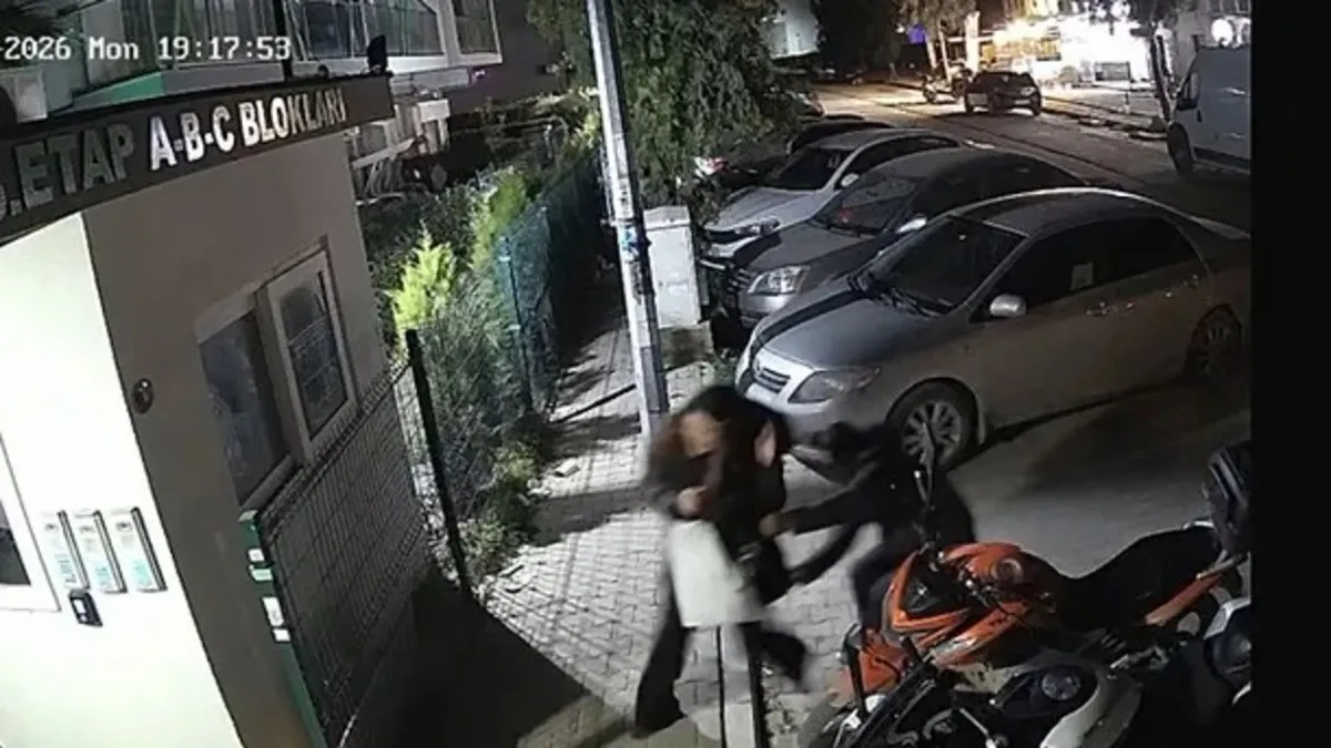 İzmir’de eski sevgili dehşeti kamerada: Kadına kurşun yağdırdı | Video videosunu izle İzmir’de eski sevgili dehşeti kamerada: Kadına kurşun yağdırdı | Video videosunu izle