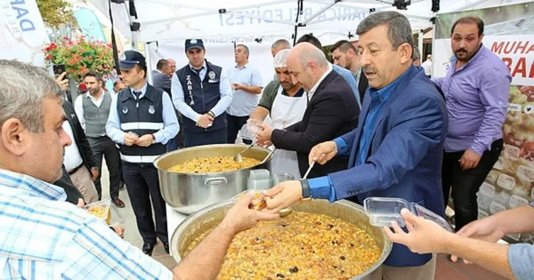 Başkan Karabacak vatandaşlara aşure dağıttı