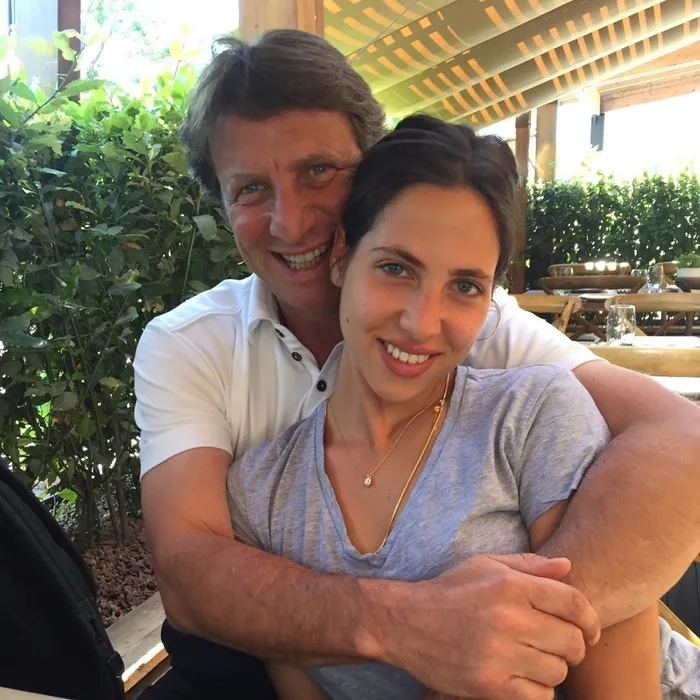 Baba-kız pozuna Zehra Çilingiroğlu’nun güzelliği damga vurdu! Paylaşıma ilk yorum Hülya Avşar’dan!