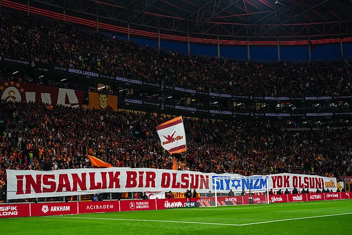 galatasaray-taraftari-israili-protesto-etti-1776018421136.jpeg