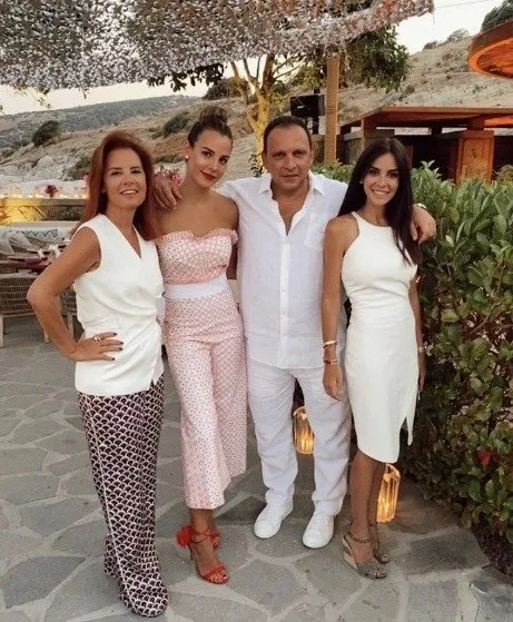 Sosyetik güzel Aslışah Alkoçlar’ın kayak keyfi! Ailesiyle karın keyfini böyle çıkardı