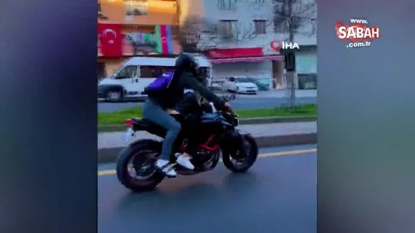 İstanbul trafiğinde pes dedirten görüntü: Kız arkadaşıyla motorda yer değiştirdi | Video