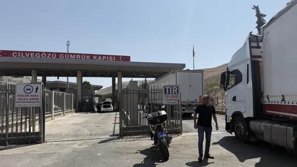 13-yil-sonra-ilk-suriye-ile-kesintisiz-karayolu-tasimaciligi-yeniden-basladi-1756454271978.jpg