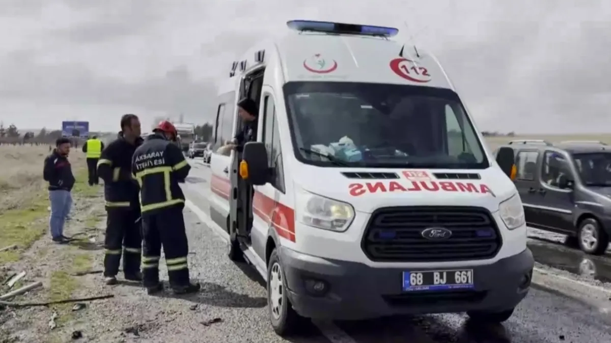 Otomobil tıra arkadan çarptı: 1 ölü, 3 yaralı Otomobil tıra arkadan çarptı: 1 ölü, 3 yaralı