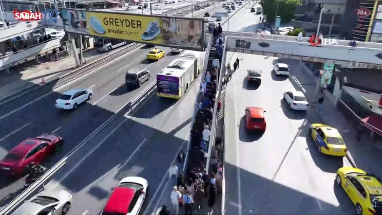 Özel Halk Otobüsleri kontak kapattı: Metrobüslerde yaşanan yoğunluk böyle görüntülendi | Video