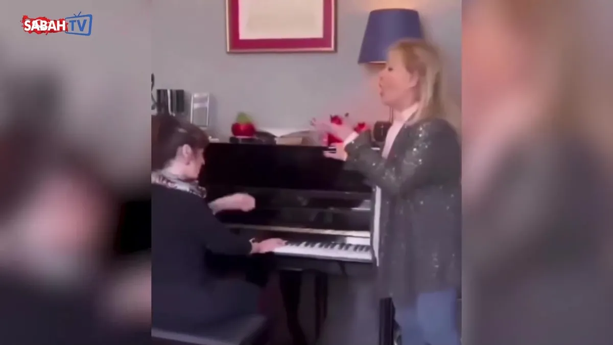 Türk sinemasının 'Mavi Boncuğu' Emel Sayın, Şan hocası ile prova ...