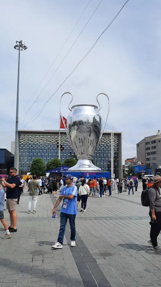 uefanin-dev-kupasi-taksim-meydanina-yerlestirildi-1686242108050.jpeg