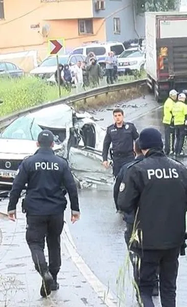 Sultanbeyli’de kamyon ile otomobil çarpıştı: 2 ölü 4 yaralı