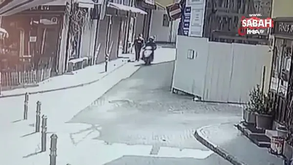 İki motokurye böyle çarpıştı: Çarpışmanın ardından motorunu kaldırıp kaçtı | Video