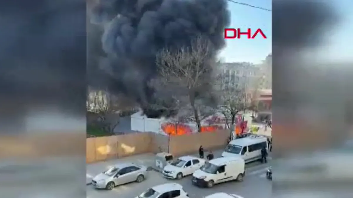 Arnavutköy’de iftar çadırında yangın! Bölgeye ekipler sevk edildi Arnavutköy’de iftar çadırında yangın! Bölgeye ekipler sevk edildi