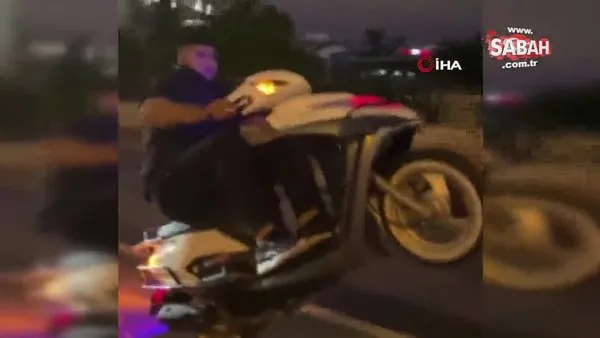 Çakarlı motosikletin tek teker üzerinde tehlikeli yolculuğu kamerada | Video