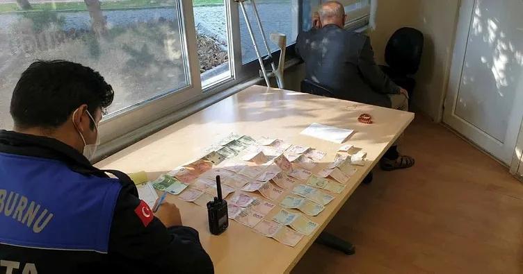 Aracını park edip dilendi üzerinden 7 bin lira çıktı