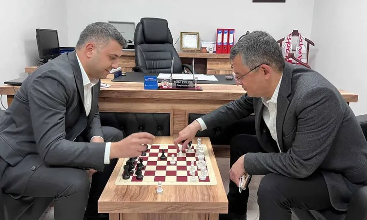 SON DAKİKA | İhalelerinin şartnamelerini sızdır rüşveti kap! Reklam rüşvetleri Özgür Özel’in satranç arkadaşına