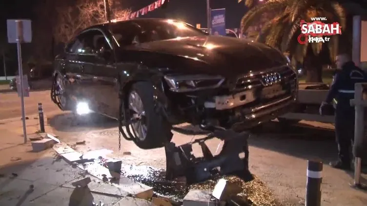 Kadıköy’de şerit değiştirmek isteyen sürücü motosiklete çarptı: 2 yaralı | Video