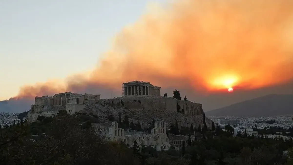 Atina’nın merkezinde makilik alanda yangın! Atina’nın merkezinde makilik alanda yangın!
