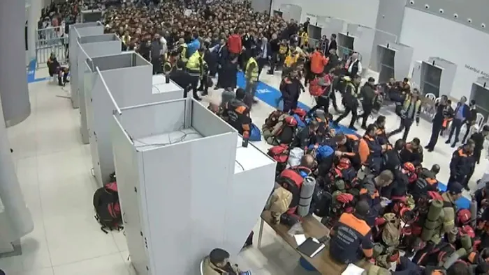 İstanbul Havalimanı'nda duygulandıran görüntüler: Binlerce gönüllü depremzedelere yardım için akın etti