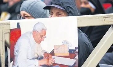 Eski papa defnedildi