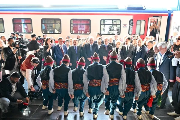 tarihi-ve-kulturel-bir-yolculuk-turistik-diyarbakir-ekspresi-coskuyla-karsilandi-1744479918988.jpg