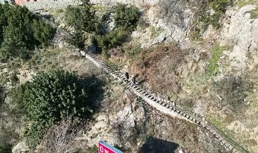 Hatay’da ilginç manzara: Evlerine ulaşmak için her gün 107 basamak çıkıyorlar! #hatay