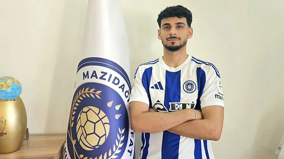 Erkam Kömür futbol sahasında