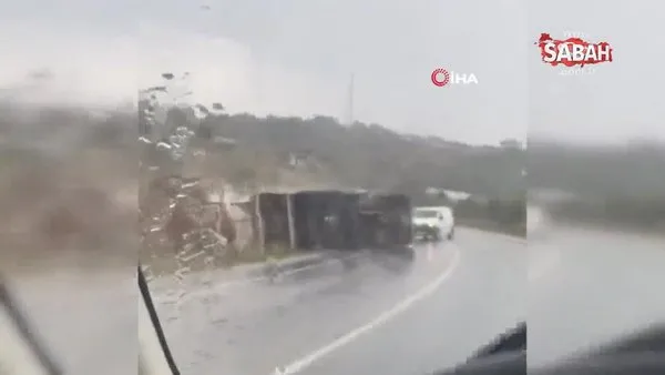 Yalova’da kontrolden çıkan kamyon, minibüs ve otomobile çarparak böyle devrildi | Video