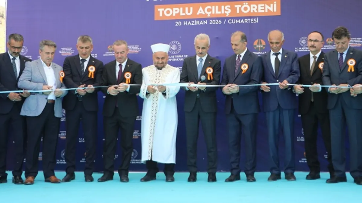 Ulaştırma ve Altyapı Bakanı Abdulkadir Uraloğlu'nun Hakkari ve Yüksekova'daki toplu açılış töreninden bir görüntü.