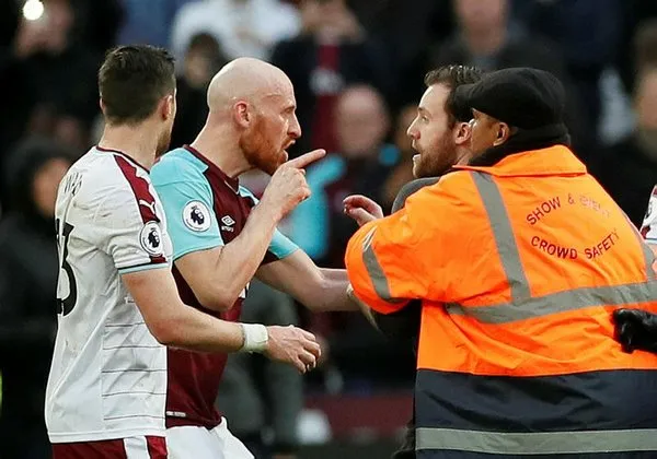 West Ham United-Burnley maçında saha karıştı!