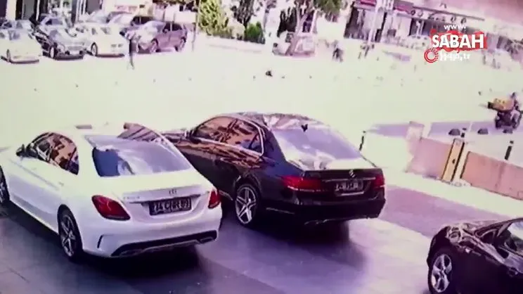 Kadıköy'de lüks cipin motosikletliye çarpıp kaldırıma çıktığı anlar kamerada