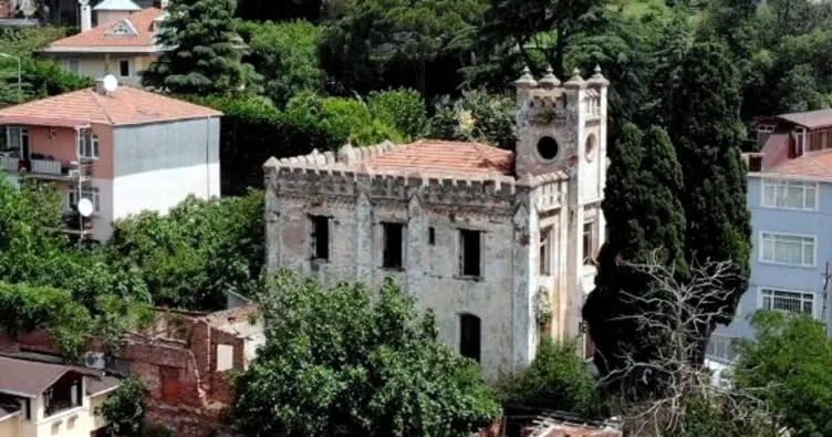 Tarihi topçu karakolu alev alev yandı