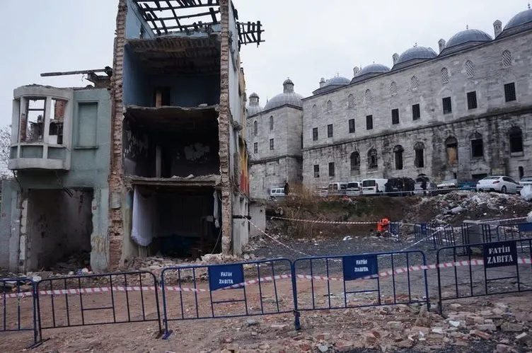Fatih’te 2 katlı bina çöktü