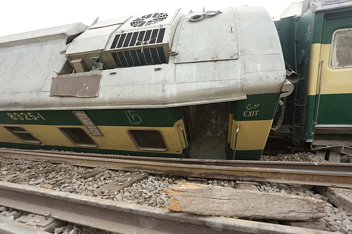 1791886069656.jpg Pakistan’da feci kaza: Tren raydan çıktı! 5 ölü