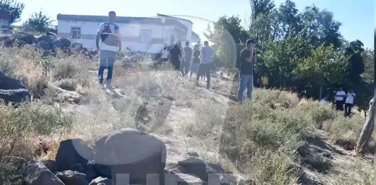 Narin Güran cinayetinde şok belgeler! İşte Minik Narin’in çuvaldaki terlikleri! Taşların üzerindeki kan lekeleri kime ait?