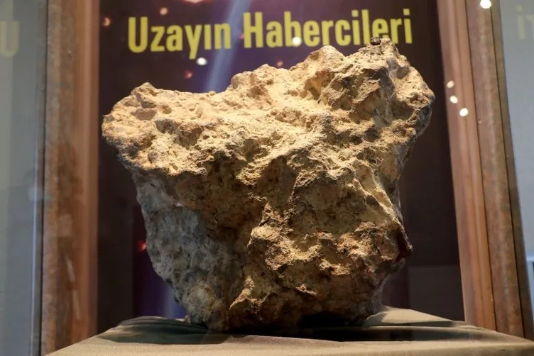 Tarlada bulduğu 'gök taşını' satılığa çıkardı! Tam 68 kilo...