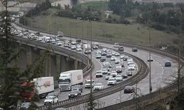 Tatilciler İstanbul'a dönüş yolunda! Bazı noktalarda trafik yoğunluğu oluştu #bolu