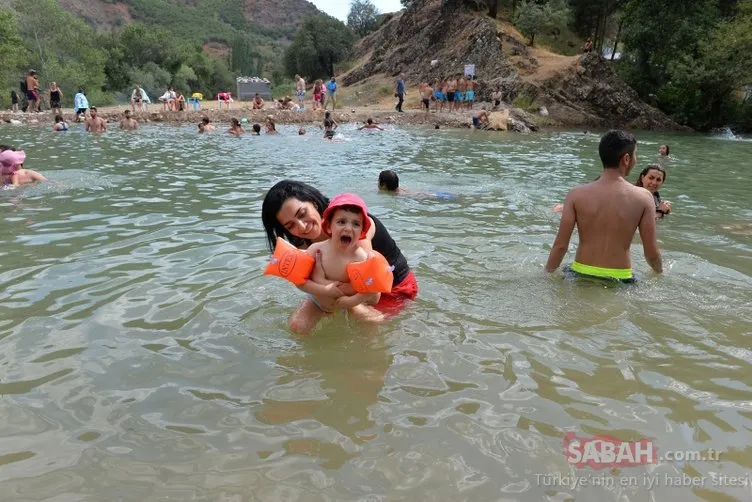 Tunceli’de plaj keyfi! Halk Munzur ve Pülümür çaylarında yüzerek serinliyor