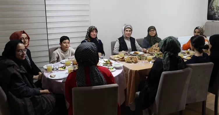 Emine Erdoğan, ilk iftarını Ankara’ya yerleşen depremzede aile ile birlikte yaptı