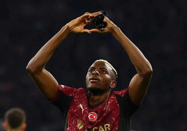 victor-osimhen-ajax-maciyla-tarihe-gecti-nijeryali-yildiz-durdurulamiyor-1762380212616.jpeg