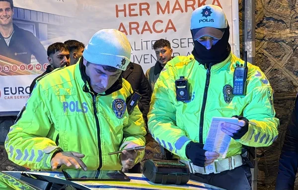 polisin-dur-ihtarina-uymayan-surucuye-211-bin-lira-ceza-1774303064361.jpg