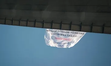 Grevdeki işçiler köprüye pankart astı