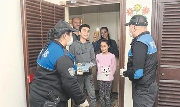 Çocuklara emniyet müdüründen çikolata