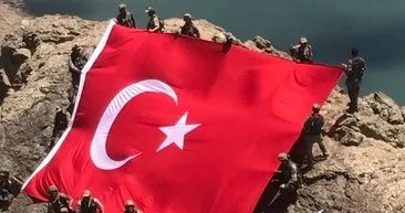 Mehmetçik İkiyaka Dağları’nda dev Türk Bayrağı açtı!