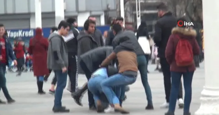 Hanutçular Taksim Meydanı’nda tekme tokat kavga etti!