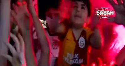 Galatasaraylı yeğenini Beşiktaşlı olsun diye stadyum çevresindeki kutlamalara getirdi | Video