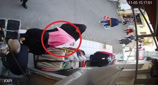 bursada-girdigi-magazada-hirsizlik-yapan-kadin-kameralara-yansidi-1730874754294.jpg
